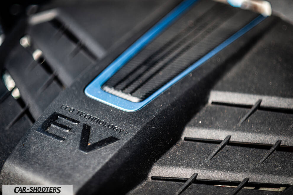 Hyundai Kona electric – engine bay, electric motor cover close-up