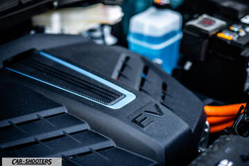 Hyundai Kona electric – engine bay, engine cover with ev badge