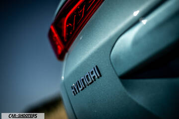 Hyundai Kona electric – detail, rear badge and taillight close-up