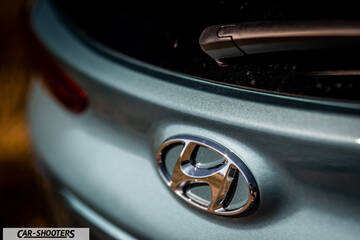 Hyundai Kona electric – detail, rear badge close-up
