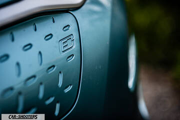 Hyundai Kona electric – detail, charging port door close-up
