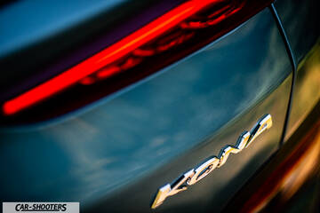 Hyundai Kona electric – detail, rear badge close-up