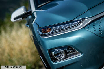 Hyundai Kona electric – detail, headlight and grille close-up
