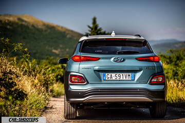 Hyundai Kona electric – rear view, light blue on a country road
