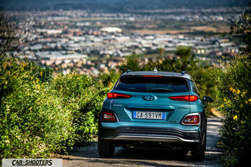 Hyundai Kona electric – rear view, teal on a country road