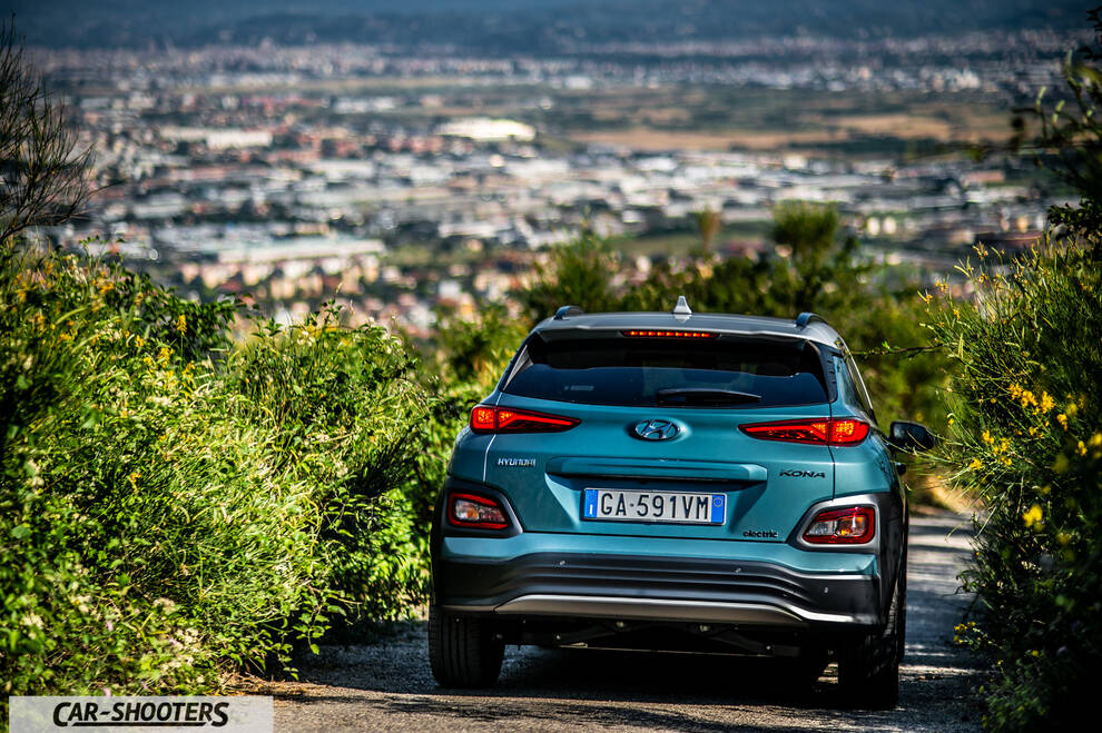 Hyundai Kona electric – rear view, teal on a country road