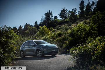 Hyundai Kona electric – front three-quarter, grey metallic on a country road