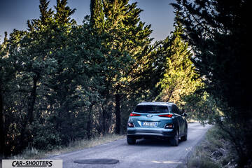 Hyundai Kona electric – rear view, light blue on a country road