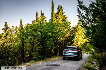 Hyundai Kona electric – rear view, grey on a country road