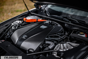 Lexus LC500h – engine bay, engine cover with visible badge