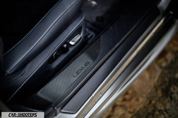 Lexus LC500h – interior, carbon fiber door sill