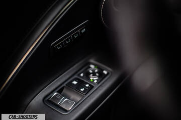 Lexus LC500h – detail, door panel controls close-up