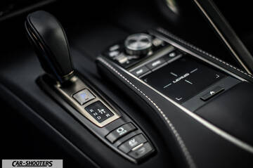Lexus LC500h – interior, center console and gear shifter