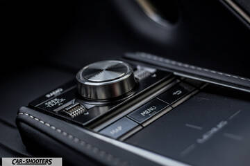 Lexus LC500h – detail, center console control knob