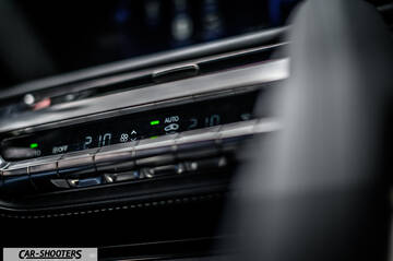 Lexus LC500h – detail, climate control panel close-up