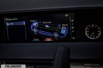 Lexus LC500h – dashboard, energy monitor display screen