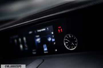 Lexus LC500h – dashboard, analog clock on dashboard