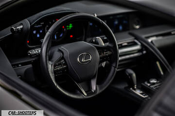 Lexus LC500h – dashboard, leather steering wheel close-up