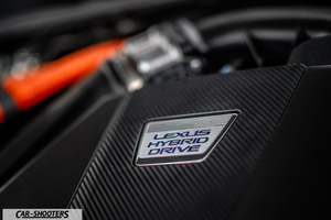 Lexus LC500h – engine bay, carbon fiber engine cover