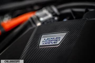 Lexus LC500h – engine bay, carbon fiber engine cover