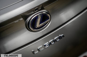 Lexus LC500h – detail, rear badge close-up