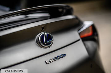 Lexus LC500h – detail, rear badge close-up
