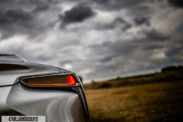 Lexus LC500h – detail, taillight close-up against a cloudy sky