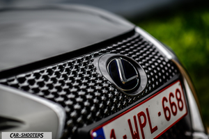 Lexus LC500h – detail, grille and logo close-up