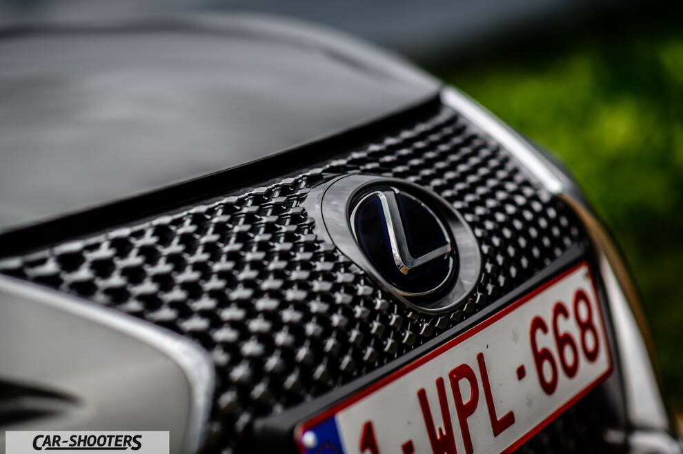 Lexus LC500h – detail, grille and logo close-up