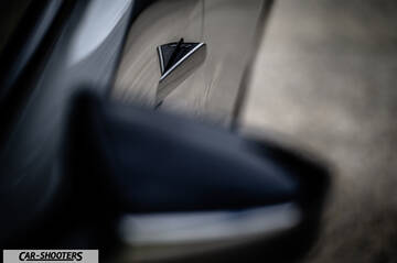 Lexus LC500h – detail, exterior badge close-up