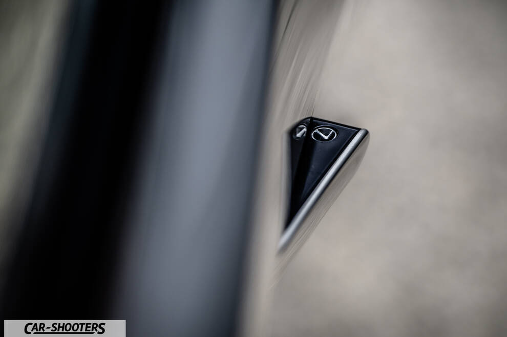 Lexus LC500h – detail, exterior badge close-up