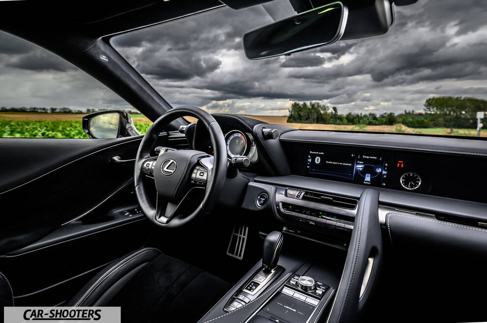 Lexus LC500h – dashboard, modern dark interior