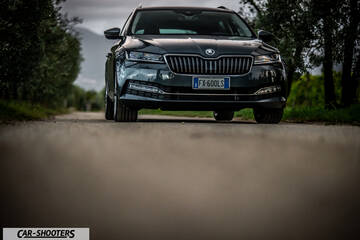 Skoda Superb – front three-quarter, dark grey on a country road
