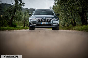 Skoda Superb – front three-quarter, grey metallic on a country road