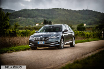 Skoda Superb – front three-quarter, grey metallic on a country road