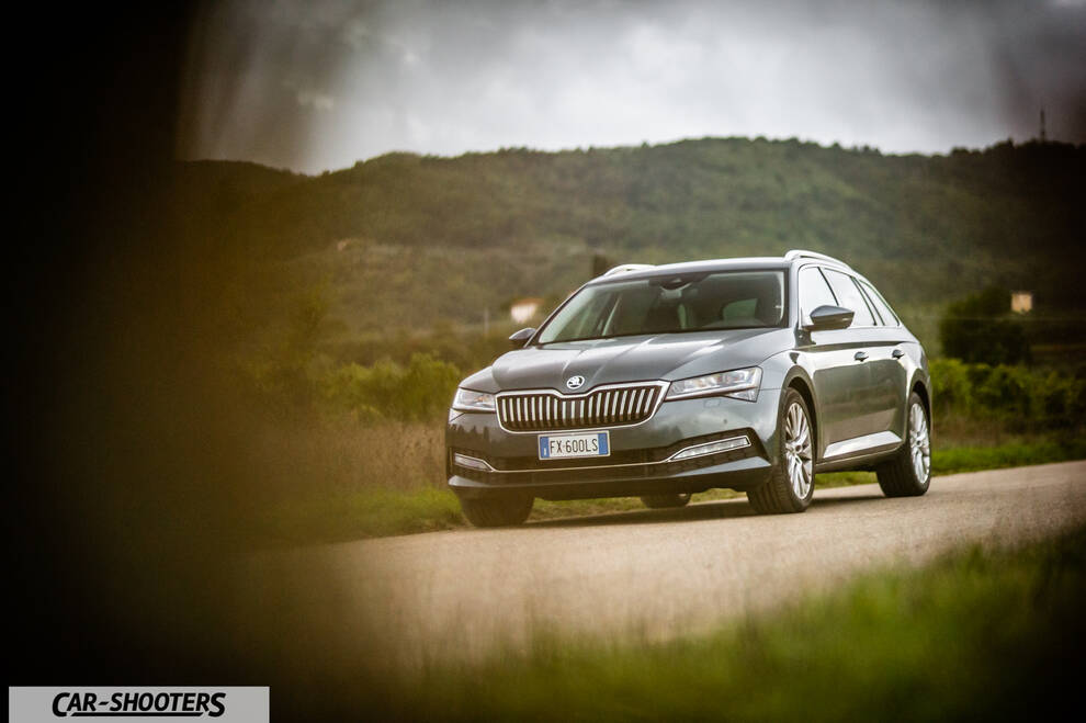 Skoda Superb – front three-quarter, grey on a country road