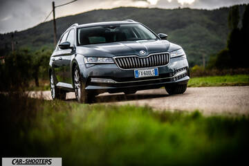 Skoda Superb – front three-quarter, grey on a country road