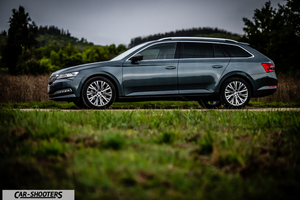 Skoda Superb – side profile, grey metallic on a country road