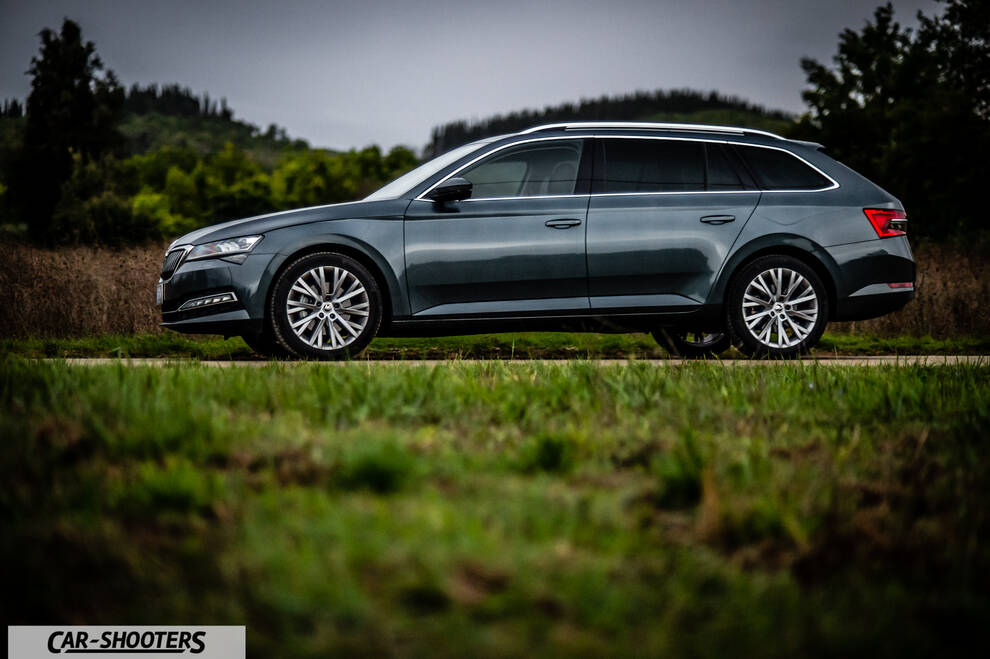 Skoda Superb – side profile, grey metallic on a country road
