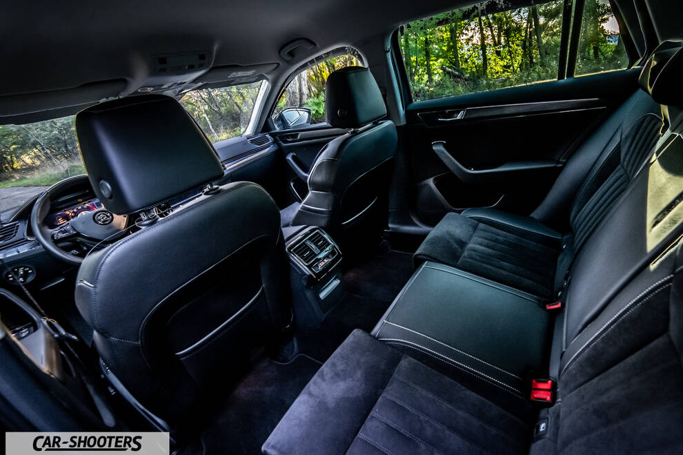 Skoda Superb – interior, leather front seats