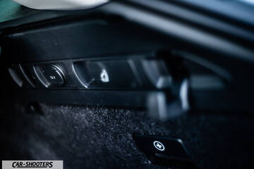 Skoda Superb – detail, trunk power outlet close-up