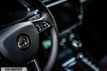 Skoda Superb – dashboard, steering wheel close-up