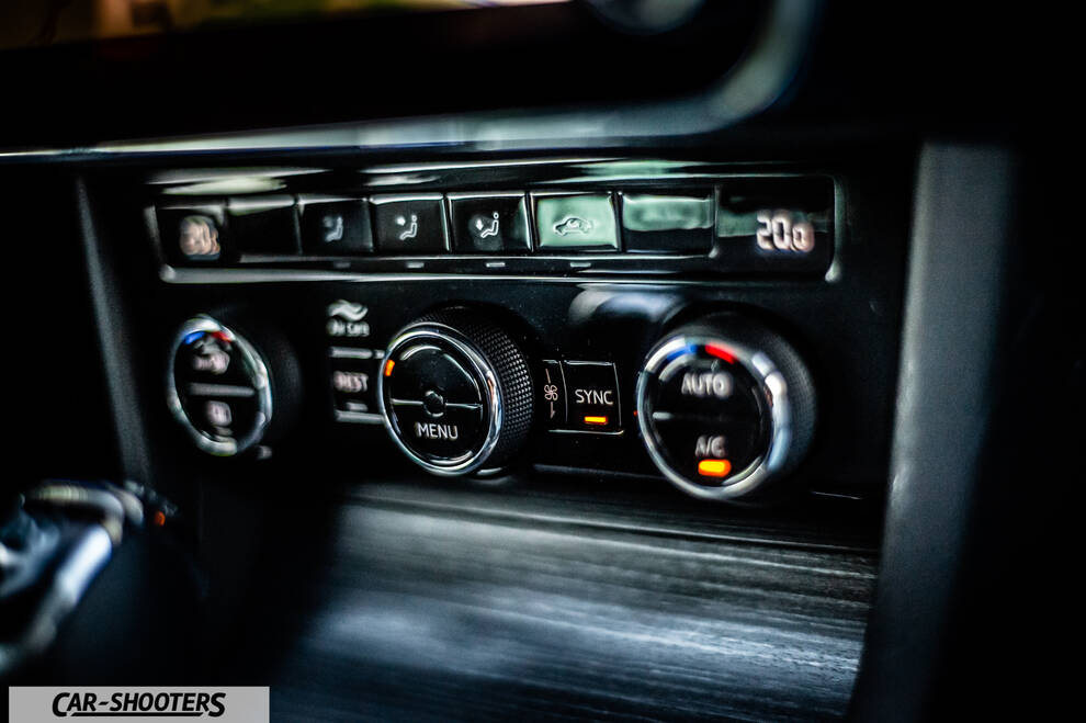 Skoda Superb – dashboard, climate control panel close-up