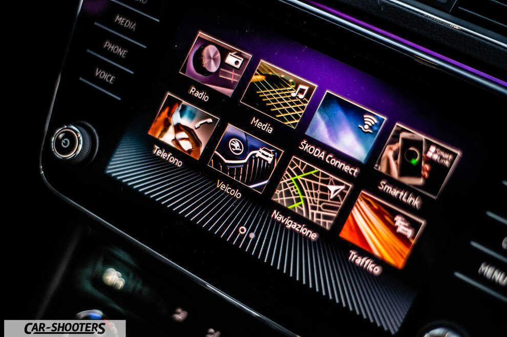 Skoda Superb – dashboard, touchscreen infotainment system display