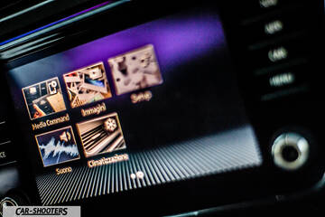Skoda Superb – dashboard, infotainment touch screen display