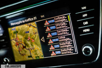Skoda Superb – dashboard, infotainment screen with traffic map