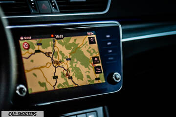 Skoda Superb – dashboard, touchscreen infotainment system displaying navigation