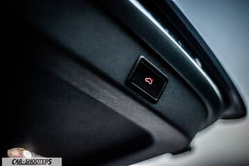 Skoda Superb – detail, trunk release button close-up