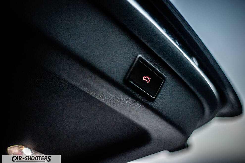Skoda Superb – detail, trunk release button close-up