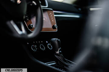 Skoda Superb – dashboard, center console and gear shifter